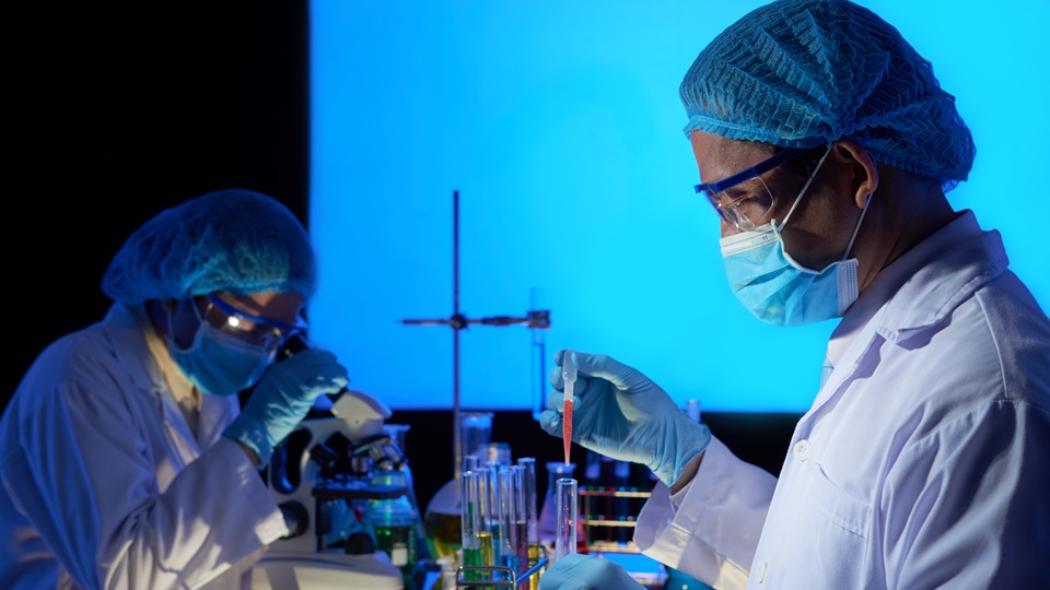 2 scientists working in a lab